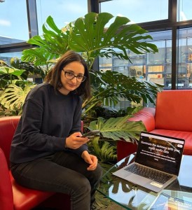 Olya Hakobyan: Expertin analysiert WhatsApp-Chat-Verhalten (Foto: uni-bielefeld.de, Hanna Drimalla)