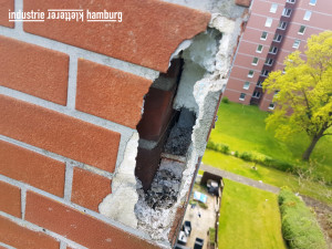 Sprechtloch an einer Hochhausfassade (Foto: Industrie Kletterer Hamburg IKH GmbH) Sprechtloch an einer Hochhausfassade (Foto: Industrie Kletterer Hamburg IKH GmbH)