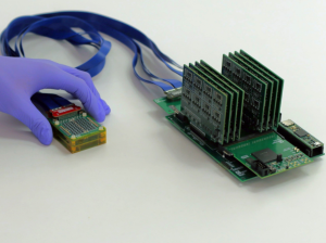 Ultraschallsonde (links) und Auswerteeinheit (Foto: MIT Media Lab)