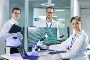 Mikroskopgestützte Analyse von mechanisch beschädigter HDD (Foto: RecoveryLab)