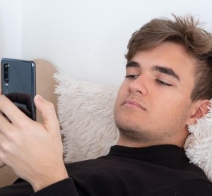 Scroller: Soziale Medien können zur gefährlichen Zuflucht werden (Foto: Alexandra Koch, pixabay.com)