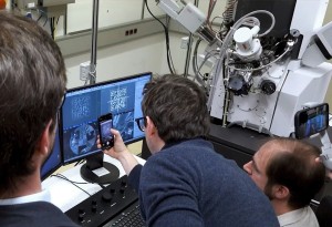 Wiener Forscher bei der Kontrolle des weltkleinsten QR-Codes (Foto: tuwien.at) Wiener Forscher bei der Kontrolle des weltkleinsten QR-Codes (Foto: tuwien.at)