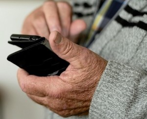 Senior mit Smartphone: Generation 65 plus im Social Web aktiv (Foto: pixabay.com, congerdesign) Senior mit Smartphone: Generation 65 plus im Social Web aktiv (Foto: pixabay.com, congerdesign)