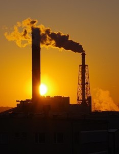 Rauchender Schlot: Mit Licht lassen sich Gase CO2-entschärfen (Foto: Kamil Szerlag, pixabay.com)