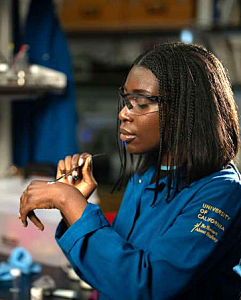 Chemiedoktorandin AJ Addae beim Auftrragen der neuen Sonnenschutzcreme (Foto: ucla.edu)