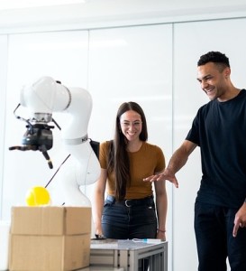 Interaktion: Nicht jeder hat Spaß mit Roboter-Kollegen (Foto: This_is_Engineering, pixabay.com)