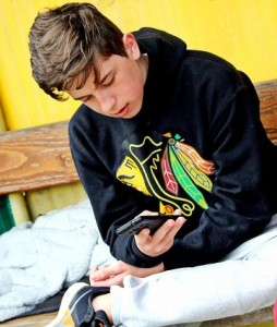 Scrollender Teen: Social-Media-Sucht soll bekämpft werden (Foto: pixabay.com)