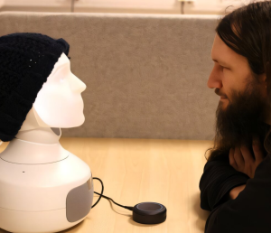 Linguist Erik Lagerfeldt im Gespräch mit Sprachassistentin Alexa (Foto: Monica Havström, gu.se)
