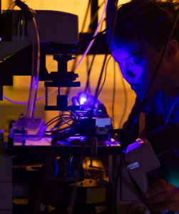 LED-Entwickler Roark Chao bei der Laborarbeit (Foto: Matt Perko, ucsb.edu)