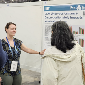 Elinor Poole-Dayan (links) präsentiert ihre Forschungsergebnisse (Foto: Clayton Cohn, mit.edu)