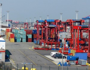 Containerhafen: Wirtschaft aktuell vor allem in China im Aufwind (Foto: pixabay.com, bernswaelz)