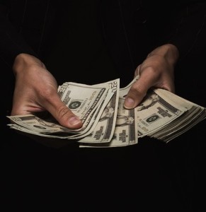 Geld zählen: Manche sehen risikobasierte Preisgestaltung als fair (Foto: Mohammed Alim, pixabay.com)