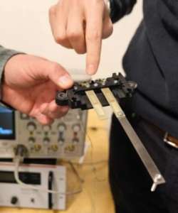 Prototyp für die Stromerzeigung aus Vibrationen der Erde (Foto: Emma Sæther, sintef.no/en)