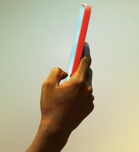 Smartphone in der Hand: Viele Junge legen es kaum noch weg (Foto: pixabay.com, Mesotoday)