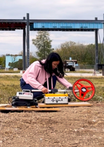Purdue-Doktorandin Yuxi Zhang testet das verbesserte Bodenradar (Foto: Yuxi Zhang, purdue.edu)