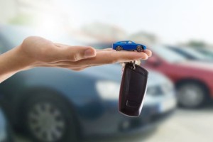 Schlüsselübergabe beim Autoverkauf (Foto: autoankauf-landau-pfalz.de)