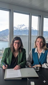 Sandra Derler, CFO (links) und Thetwif Moser, CEO, beim Unterzeichnen der Verträge (© axtesys)