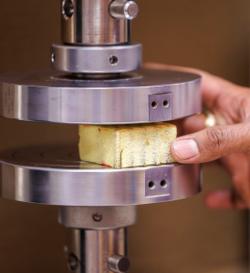 Funktionstest mit einem Block aus Hybridschaum (Foto: Abbey Toronjo, tamu.edu)