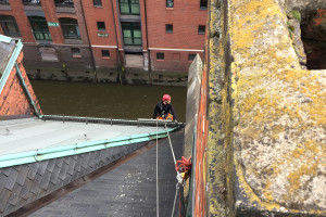 Regenrinnenreinigung durch Industrie Kletterer Hamburg IKH GmbH (Foto: Karl Sausen) Regenrinnenreinigung durch Industrie Kletterer Hamburg IKH GmbH (Foto: Karl Sausen)
