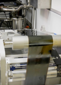 Produktion: Fertige Solarzellen werden einfach aufgewickelt (Foto: tno.nl)