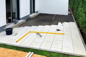 Eine Terrasse passgenau bauen (Foto: Dirk Schmidt) Eine Terrasse passgenau bauen (Foto: Dirk Schmidt)