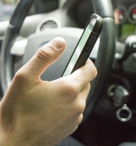 Streamen am Steuer: Das erhöht die Unfallgefahr erheblich (Foto: Peter, pixabay.com)