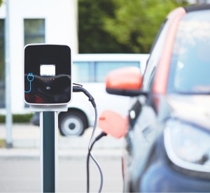 Ladepunkt: Unternehmen sparen mit E-Fahrzeugen Millionen (Foto: pixabay.com, andreas160578)