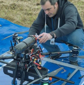 Federico Zenith beim Einsetzen des Wasserstofftanks in eine Drohne (Foto: sintef.no)