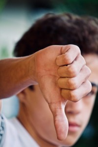 Daumen runter: Social-Media-Verbot hat auch negative Folgen (Foto: Luisella Planeta, pixabay.com)