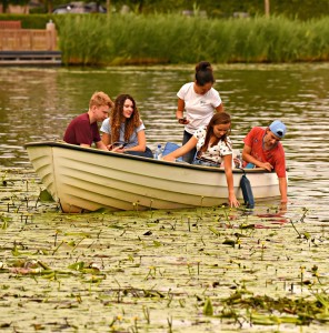 US-Teens auf einem Boot: KI-Missbrauch ist weitverbreitet (Foto: Mabel Amber, pixabay.com)