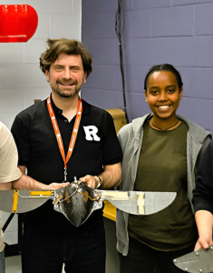 Onur Bilgen (links) präsentiet seinen neuen künstlichen Vogel (Foto: soe.rutgers.edu)