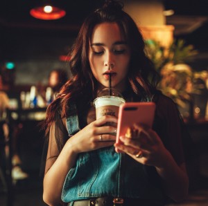 Frau macht Pause: Gewonnene Zeit wird unterschiedlich genutzt (Foto: Kirill Averianov, pixabay.com)