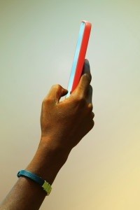 Hantieren mit dem Smartphone: Kurzvideos können süchtig machen (Foto: Mesotoday, pixabay.com)