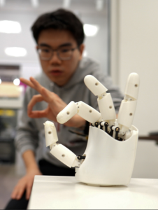 Robotertraining mit dem Ultraschall-Armband (Foto: Melanie Gonick)