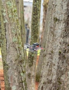 Ultraschall-Drohne findet sich in engen Räumen zurecht (Foto: Nitin J. Sanket, wpi.edu)