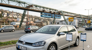 Autoankauf Wuppertal vor Schwebebahn-Kulisse (Foto: Autoankauf-Live.de/Presse NRW) Autoankauf Wuppertal vor Schwebebahn-Kulisse (Foto: Autoankauf-Live.de/Presse NRW)