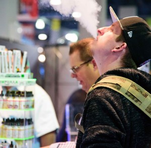 Mit E-Zigaretten soll man sich das Rauchen abgewöhnen können (Foto: pixabay.com, Ethan Parsa)