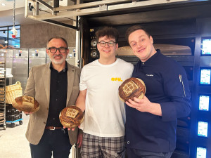 V.l.: Büsch-GF Winfried Fletschinger, Noah Waschull, Sterne-Koch Egor Hopp (Foto: Sigrid Baum)