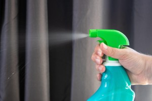 Sprühflasche im Haushalt: Gefahrenquelle für Kinder (Foto: pixabay.com, Squirrel_photos)