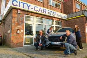 V.l.: Thomas Leuckfeld, Rodolfo Datu, Wolfgang Graeser, Rabia Dilek von CITY-CAR HH-Jenfeld (©C-C-A)