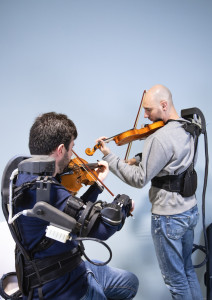 Im Labor: Exoskelett-Test mit zwei Musikern (Foto: Dario Barbani)