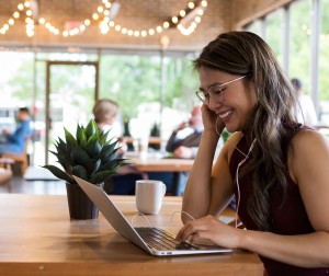 Lachende Nutzerin: Gericht entscheidet gegen Nortonlifelock (Foto: de.norton.com/#)