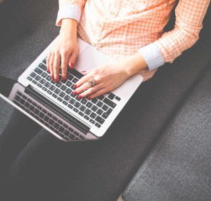 Am Laptop: Texte eigenhändig erstellen, das war gestern (Foto: www.picjumbo.com, pixabay.com)