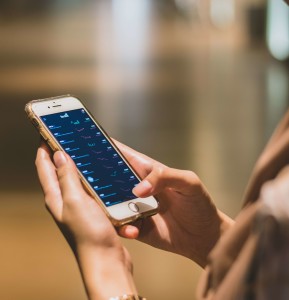 Smartphone: Gerät erkennt frühe Depressionssymptome (Foto: Iqbal Nuril Anwar, pixabay.com)