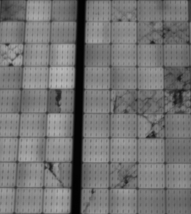 Solarfeld mit erkennbaren Defekten: Neue Methode der DTU macht Erkennung möglich (Foto: dtu.dk)