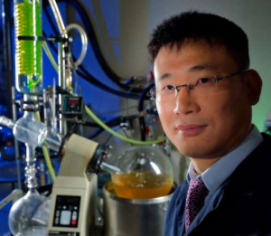 Young-Teck Kim: Biokunststoff-Experte will Umwelt entlasten (Foto: Jim Stroup, vt.edu)