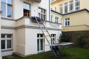 Transport mit Hilfe eines Lifts über den Balkon bei zu kleinem Treppenhaus (Foto: Marcin Czopek)