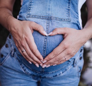 Schwangere: App "mHealth" hilft bei der Gewichtskontrolle (Foto: Robster_91, pixabay.com)