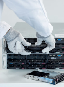 Präzision auf Hardware-Ebene: Rekonstruktion eines 48 TB RAID-Verbunds im Labor (Foto: RecoveryLab)