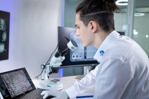 Profi-Datenrettung für Firmen bei IT-Notfällen, RAID, Servern & Datenverlust (© DATA REVERSE®)